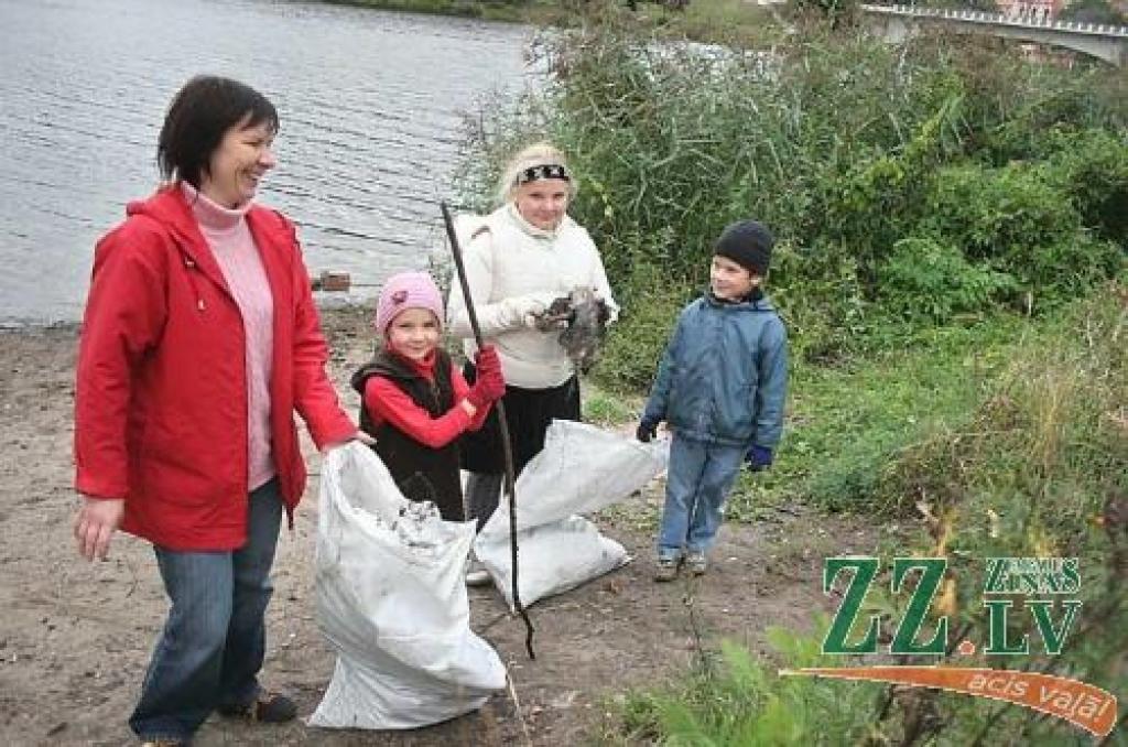 Sanita Kļavkalne ar bērniem Martu, Salliju un Artūru Jelgavā sakopa Lielupes krastu.
Autors: Agris Samcovs.