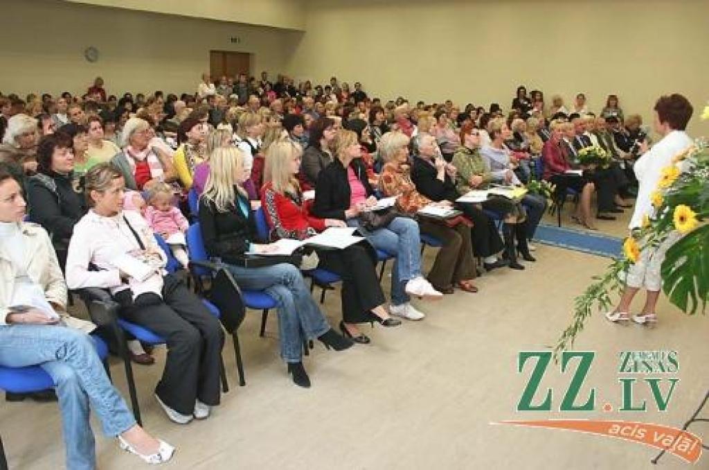 Iepazīties ar Jelgavas reģionālā Pieaugušo izglītības centra piedāvātajiem kursiem bija ieradies plašs interesentu pulks.
Autors: Agris Samcovs.