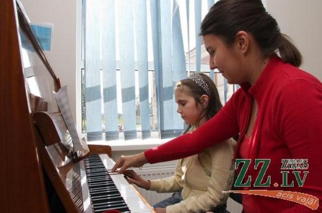 Tikko darbu uzsākušajā Jelgavas mūzikas skolas mācību punktā Zaļeniekos pie skolotājas Jekaterinas Dribases klavierspēli apgūst arī Jūlija Ališauska.
Autors: Krišjānis Grantiņš.