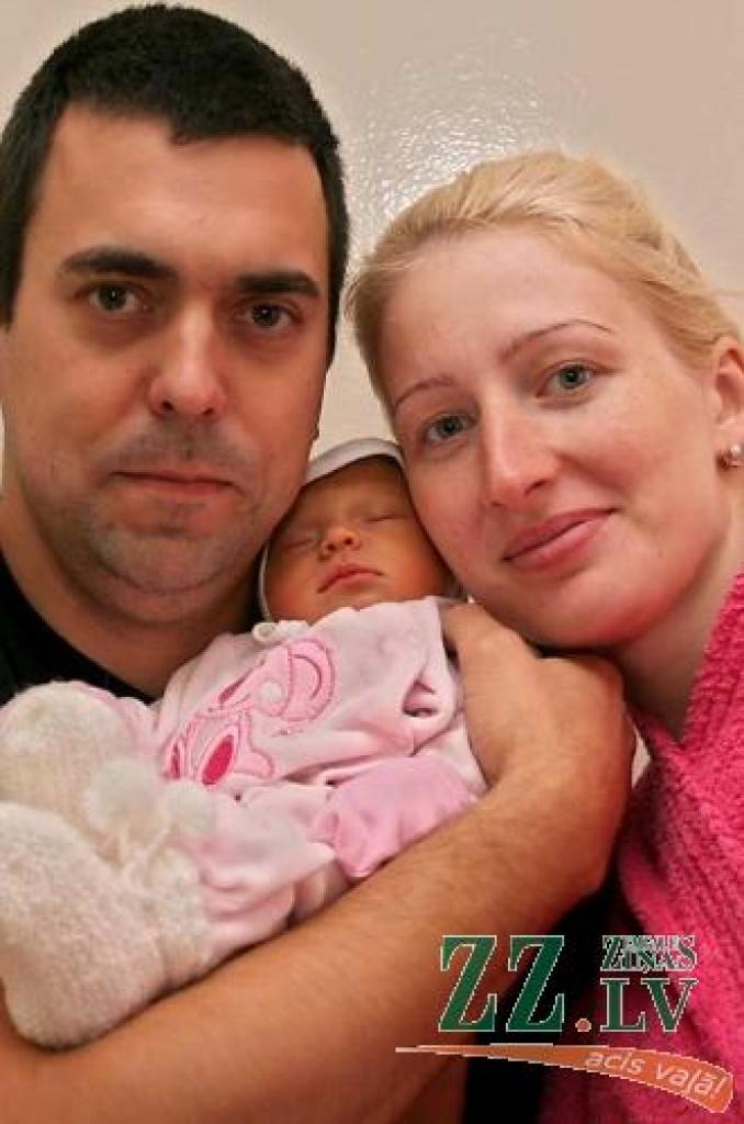 Judīte Branta un Guntis Sermelis ar pirmdzimto Patrīciju.
Autors: Agris Samcovs.