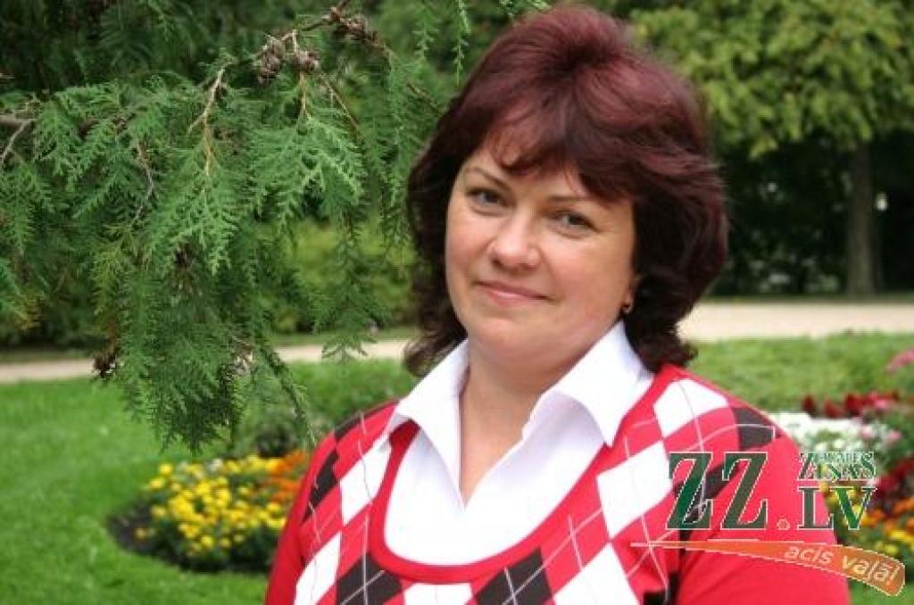 Lai gan laiki un cilvēki mainās, ļaudis kļūst prasīgāki, Platones pagasta kultūras dzīves organizētājai Rasmai Krauze savs darbs patīk tik un tā. Viņa ir pareizajā vietā, tāpēc laime citur netiks meklēta, ja vien veselība un apstākļi ļaus turpināt iesākto. 
Autors: Agris Samcovs.