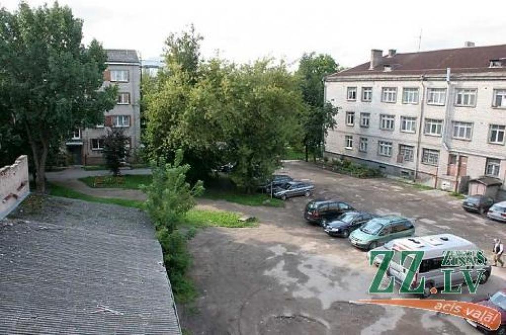 Driksas, Pasta, Raiņa un Katoļu ielu iekšpagalma sakārtošanas darbus organizē pašvaldības aģentūra «Pilsētsaimniecība», un tieši šis pagalms kā pirmais izvēlēts tādēļ, ka atrodas pilsētas centrā un ir ļoti sliktā stāvoklī. Arī mājas iedzīvotāji sākotnēji izrādījuši gatavību piedalīties šādā projektā.
Autors: Agris Samcovs.