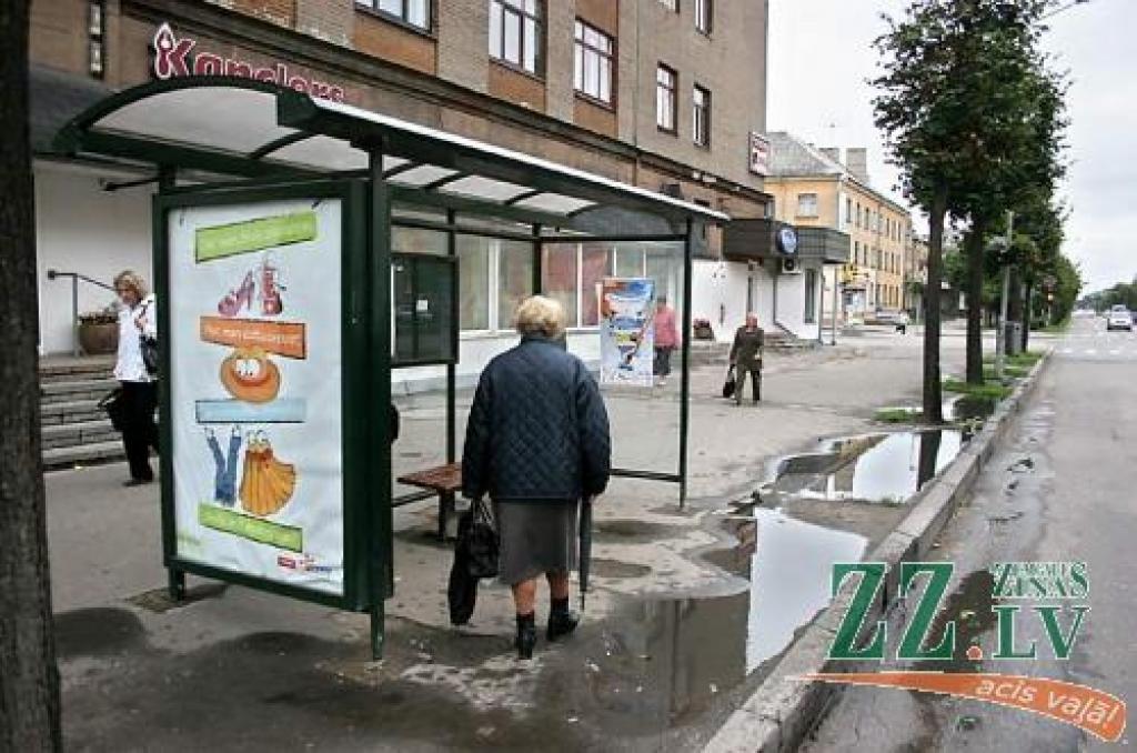 Pieturvieta «Mātera iela» galvassāpes un problēmas sagādā virknei iedzīvotāju, jo tur nav izbūvēta platforma, pa kuru vieglāk iekāp autobusā. Savukārt lietus laikā izveidojas garas peļķes, tādējādi sausām kājām transportā neiekļūt. 
Autors: Agris Samcovs.