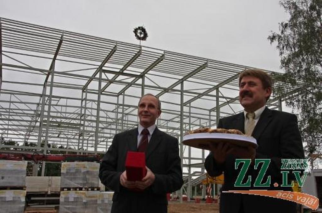 Zemgales Olimpiskā centra valdes priekšsēdētājs Andris Misters un Jelgavas Sporta servisa centra direktors Juris Kaminskis ar būvfirmas pārstāvjiem paredzēto cienastu.
Autors: Krišjānis Grantiņš.