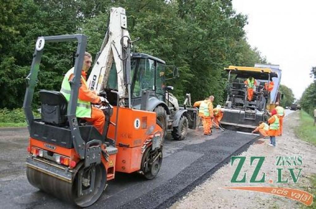 Remontdarbus Kalnciema ceļā veic SIA «Ceļu būvniecības sabiedrība «Igate»».
Autors: Agris Samcovs.