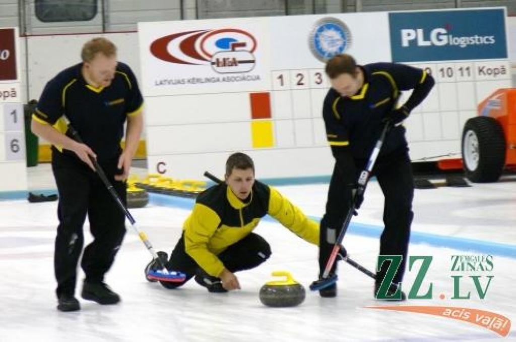 Spēles moments. No kreisās – Jānis Laizāns, Artis Zentelis un Roberts Krusts. 
Autors: No «Junkers» arhīva. 