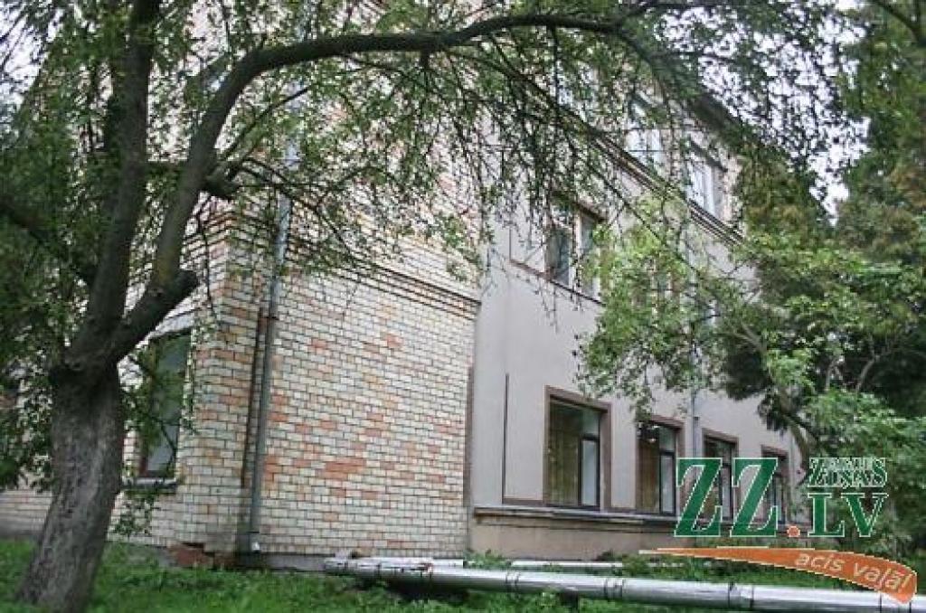 Zemgales reģionālais Neatliekamās medicīniskās palīdzības dispečeru centrs atradīsies Viestura ielā 15 A piebūvē, ko Jelgavas pašvaldība nodevusi Valsts īpašumā. Ar laiku piebūves kaimiņos plānots izvietot arī Jelgavas krīzes vadības centru, kas ļautu operatīvajiem dienestiem atrasties vienkopus.
Autors: Agris Samcovs.