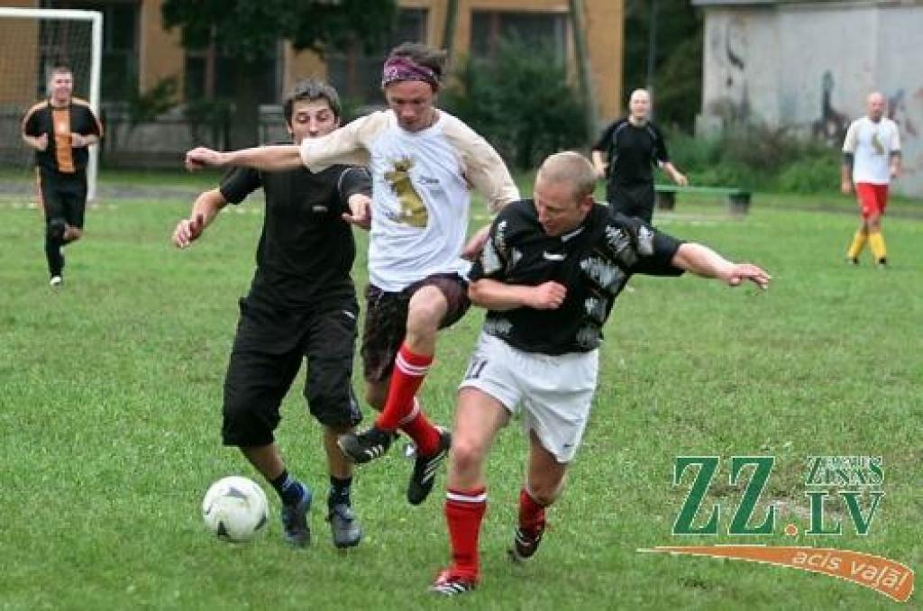 «Prāta Vētras» futbola mačs pret mājturības specialitātes absolventu komandu.
Autors: Agris Samcovs.
