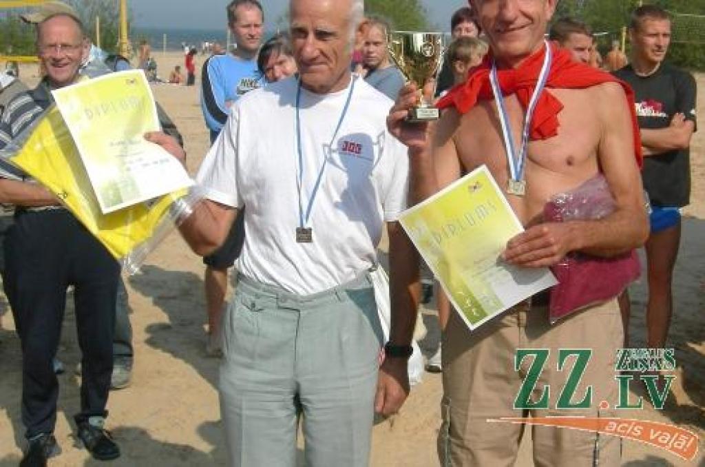 Savā vecuma grupā 5 km distancē pirmo vietu izcīnīja Jānis Rāts - Adamovičs (no labās).
Autors: No SK «Ozolnieki» arhīva. 