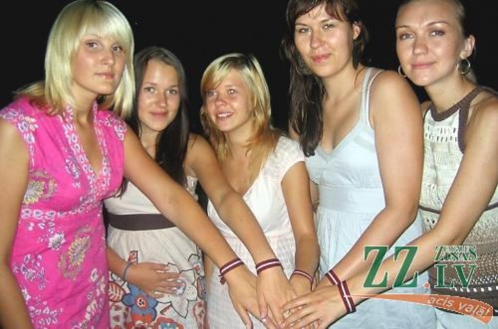 Projekta «Password» dalībnieces no Jelgavas – (no kreisās) Monta Zubova, Elīna Miteniece, Laura Laimīte, Maruta Rampāne un Svetlana Volostņikova.
Autors: No «Password» arhīva.