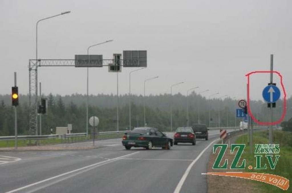 Gaidīto uzlabojumu vietā autovadītāji Dalbes krustojumā saņēmuši tikai problēmas un ceļazīmes aizsegtu luksoforu.
Autors: Inga Karlinska.