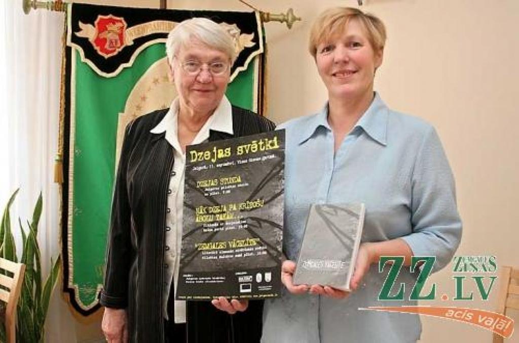 Rasma Urtāne un Vija Zelmene ar jauno dzeju krājumu «Zemgales vācelīte».
Autors: Agris Samcovs.