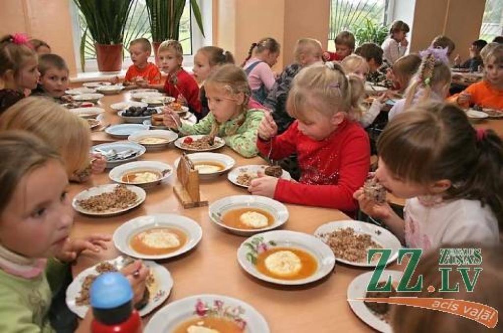 Jelgavas 3.pamatskolā saimnieces strādā ļoti ātri un galdu klāj pēdējās minūtēs, lai uz šķīvjiem saliktais ēdiens būtu silts un garšīgs. 
Autors: Agris Samcovs.