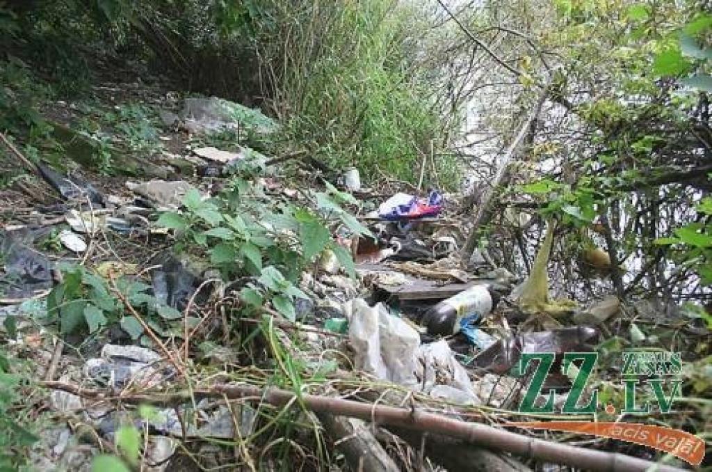 Driksas malā netālu no naktskluba «Tonuss» un Jelgavas tirgus skats tradicionāls - pamatīga izgāztuve.
Autors: Agris Samcovs.