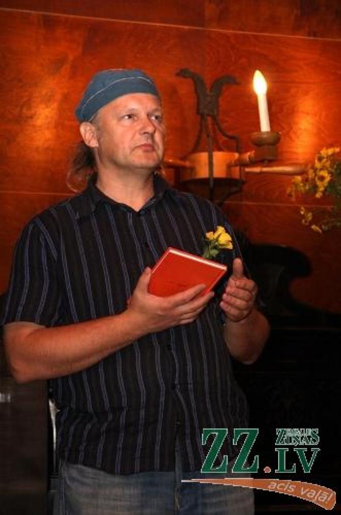 Dzejnieks Eduards Aivars ar savu septīto grāmatu «Sāras mīlestība».
Autors: Krišjānis Grantiņš.