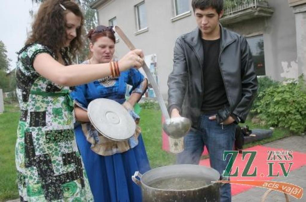 atvērto durvju dienā apmeklētājus ar tēju cienā Laima Klūga (no kreisās), Ingrīda Lisovska un Ivars Kļaviņš.
Autors: Agris Samcovs.