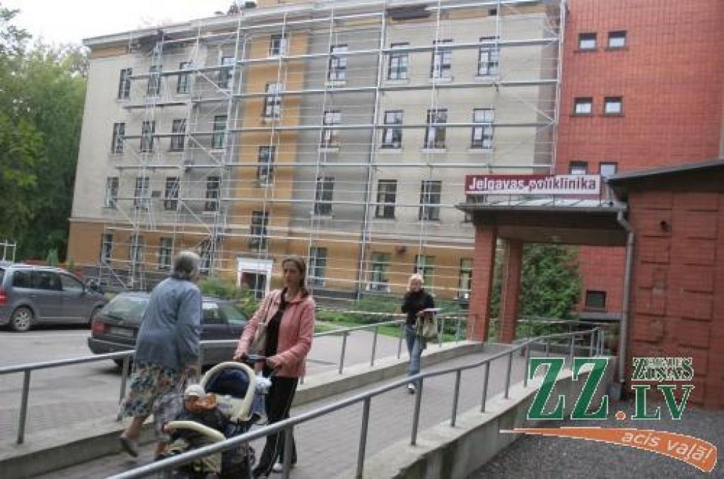 Jelgavas poliklīnikas vecajā korpusā tiek mainīts jumta segums, bet jau nākamgad zem tā – ēkas pašā augšējā stāvā - gaidāms iekštelpu remonts, pēc kura tiks iekārtota jauna, plaša kafejnīca.
Autors: Agris Samcovs.