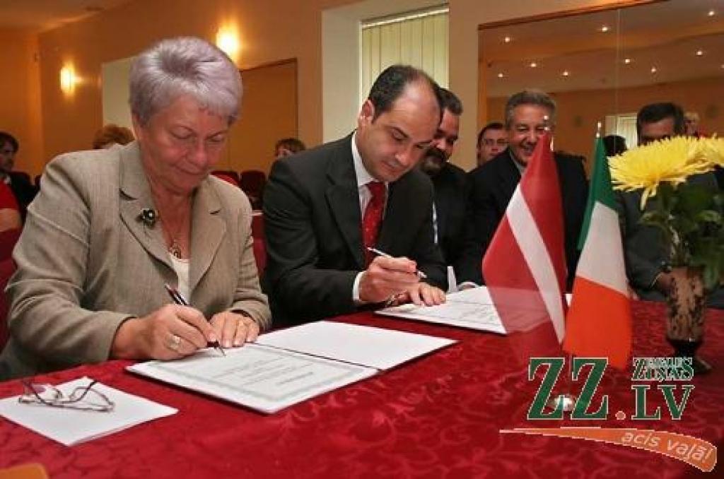 Jaunsvirlaukas pagasta padomes priekšsēdētāja Inta Savicka un Itālijas vēstniecības Latvijā komercatašejs Džovanni Turturiello ar abpusēji parakstīto memorandu.
Autors: Agris Samcovs.