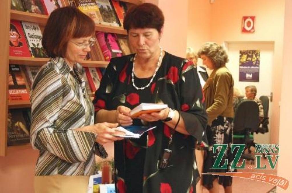 Jaunsvirlaukas bibliotēkas vadītāja Rudīte Šturme (no labās) atklāj, ka uzticīgākie bibliotēkas lasītāji mēro ceļu arī uz tās jauno atrašanās vietu.
Autors: Linda Lindenbauma.