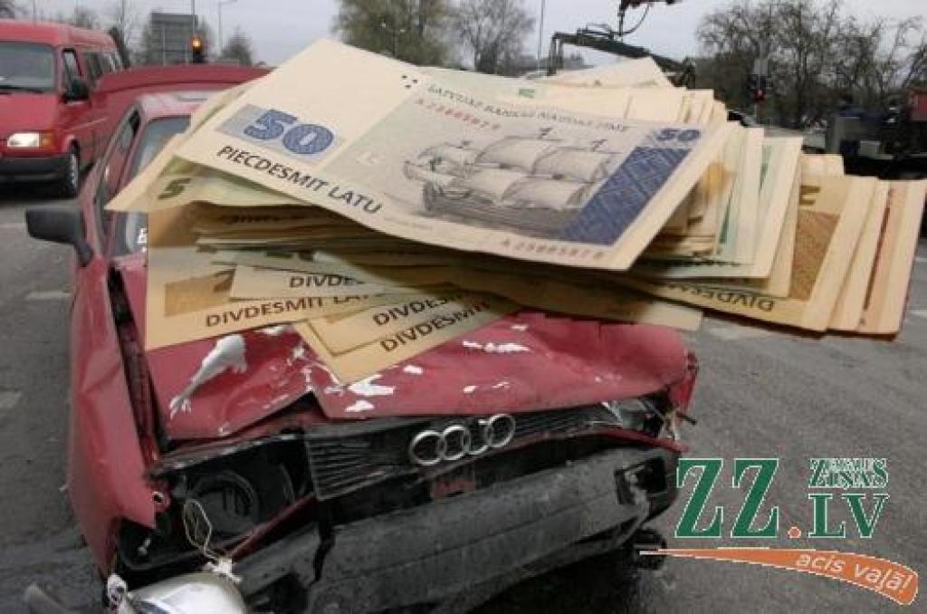 Aizdomās par lielu naudas summu izkrāpšanu saistībā ar nenotikušām avārijām Jelgavas policijas darbinieki aizturējuši kādu lietuvieti.
Autors: No «Ziņu» arhīva.