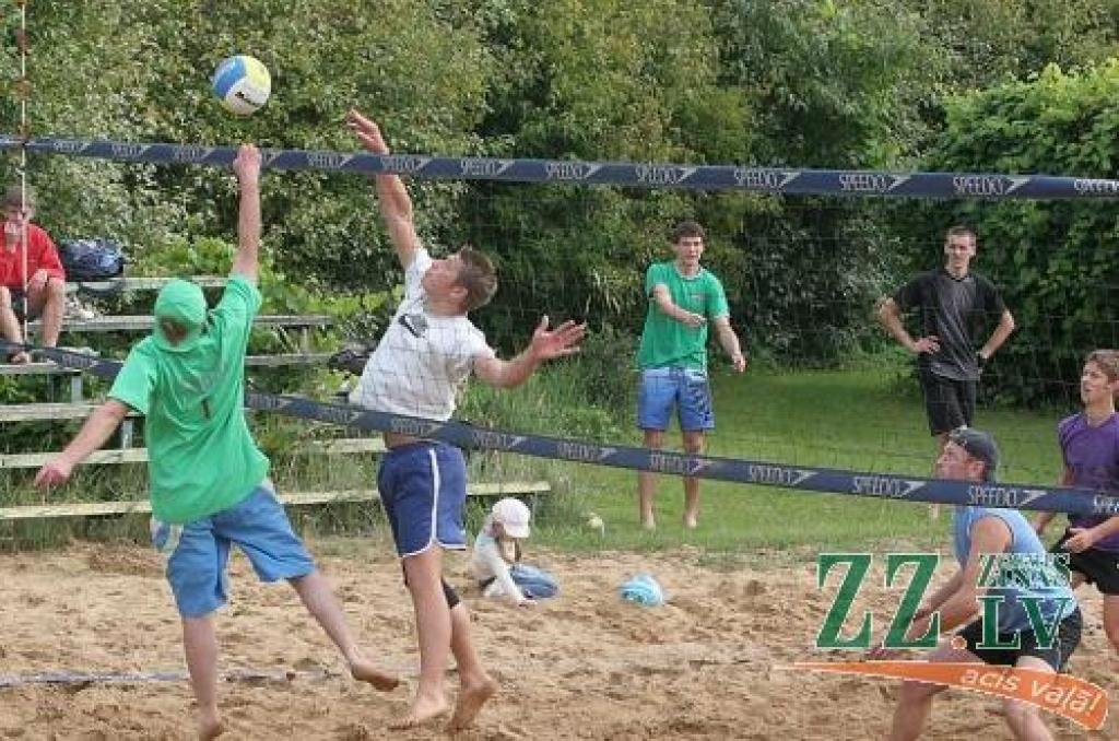 Gremdē Uģis Grundšteins (gaišajā krekliņā) no Bērzu ielas komandas.
Autors: Māra Ozola.