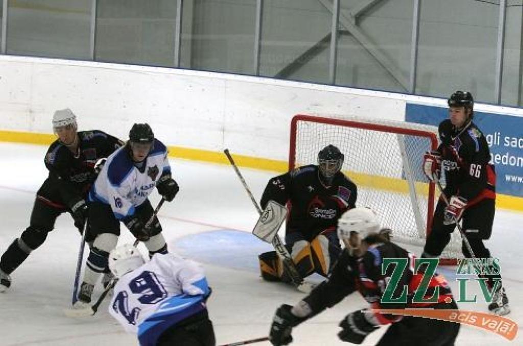 Ar 16.numuru - «Ozolnieki/Monarhs» vienīgo gūto vārtu autors Romāns Boļšakovs.
Autors: Māra Ozola.