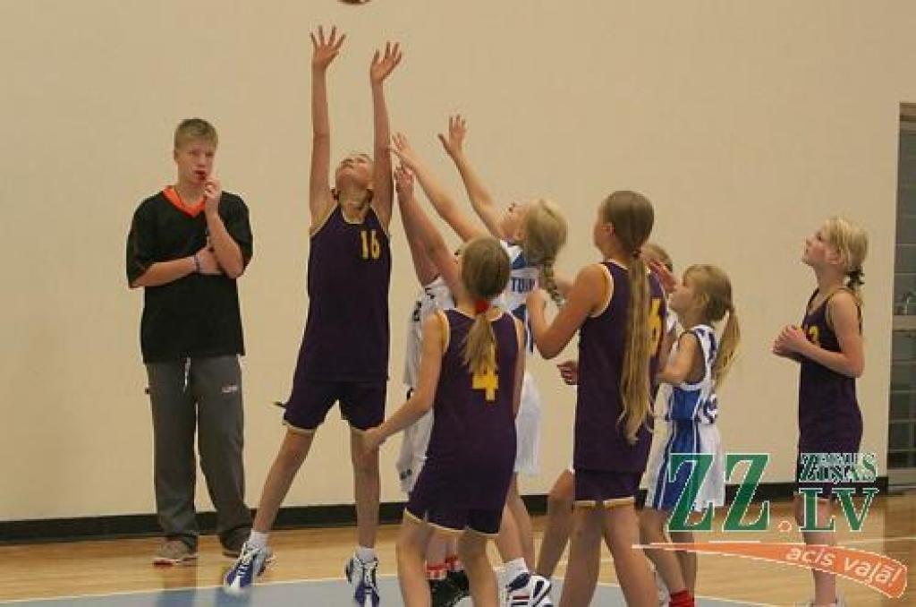 Jelgavas BJSS meiteņu basketbola komandas spēle pret tukumniecēm.
Autors: Māra Ozola.