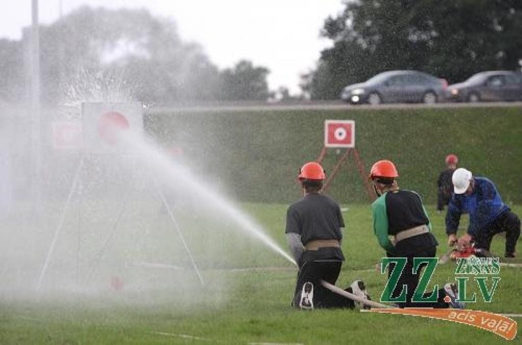 Izvēršanās kaujai no motorsūkņa noslēdzas ar ūdens strūklas šaušanu mērķī.
Autors: Krišjānis Grantiņš.