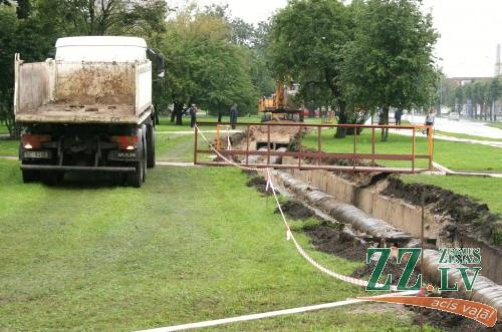No Lielās ielas līdz Pulkveža O.Kalpaka ielai sākti maģistrālās siltumtrases renovācijas darbi, ko paredzēts pabeigt līdz septembra beigām.
Autors: Māra Ozola.