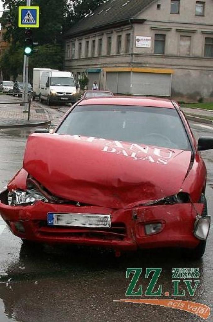 «Mitsubishi Colt» priekšpuse pēc negadījuma bija burtiski samīcīta.
Autors: Inga Karlinska.