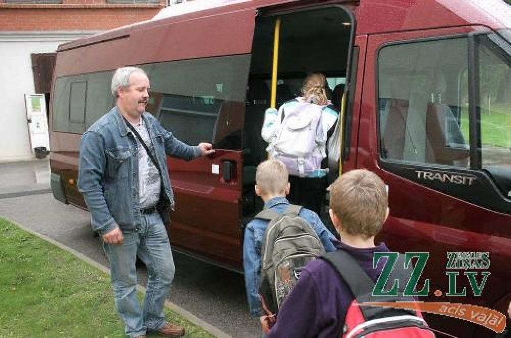 Šogad Zaļenieku pagastā iepriekšējais divpadsmitvietīgais autobuss nomainīts pret drošāku un sešām vietām lielāku.
Autors: Māra Ozola.