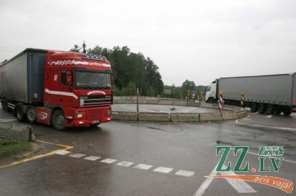 Kravas automašīnu šoferi sūdzas, ka apli dēļ tā šaurības ir grūti izbraukt pat ar mazu ātrumu.
Autors: Māra Ozola.