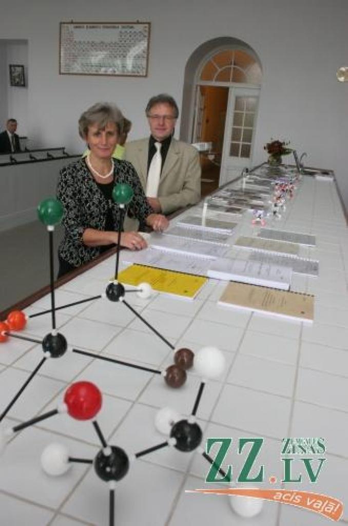 Ķīmijas katedras vadītājs Viesturs Kreicbergs un docente Māra Dūma atzīst, ka darbs, īstenojot projektu, prasījis lielu pārslodzi, taču rezultāts ir tā vērts.
Autors: Māra Ozola.