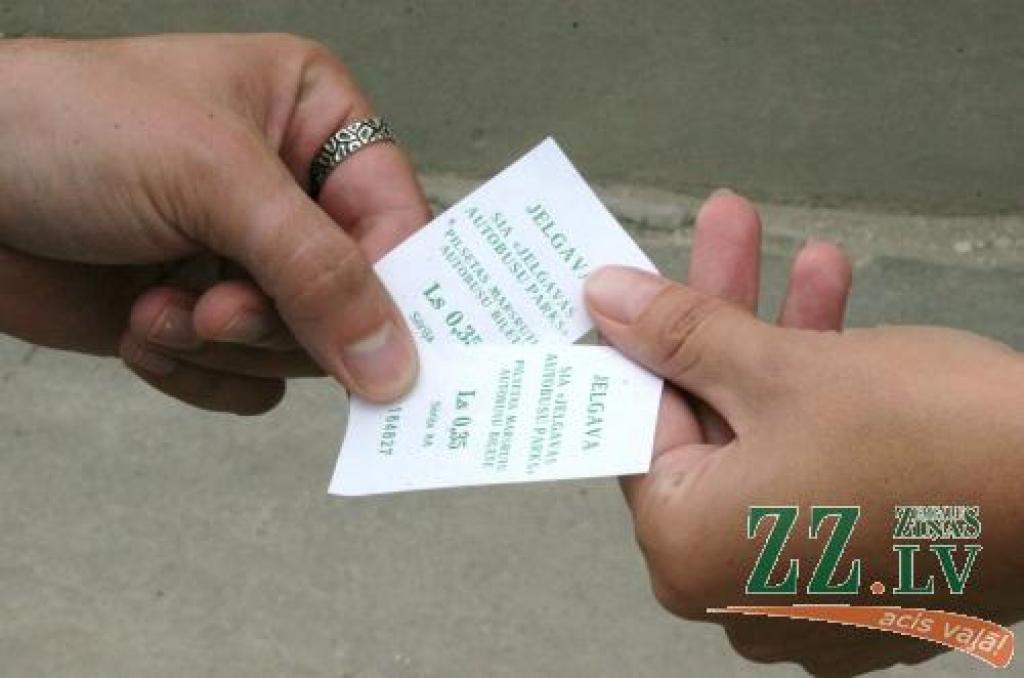 Pašlaik pārvadātāji atbilstoši uzņēmumu iekšējās kārtības noteikumiem par biļetes neizsniegšanu var sodīt autobusu šoferus, bet pasažierus, ja tie braucienu apliecinošu dokumentu apzināti neņem, labākajā gadījumā drīkst izsēdināt no transporta līdzekļa.
Autors: Māra Ozola.