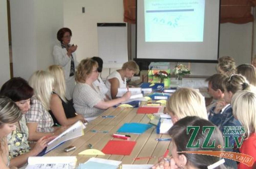 Pirmā Jauno līderu skolas nodarbība notika Dobeles rajona Bikstos. Tajā Dobeles 1.vidusskolas direktore Ģertrūde Zabašta klātesošos iepazīstināja ar izglītības iestādes darbības principiem.
Autors: No organizatoru arhīva.