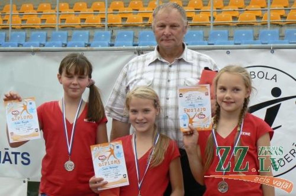 Ar otrās vietas diplomiem - trenera Imanta Roziņa audzēknes Krista Vangale (no kreisās), Santa Mežaraupe un Liene Roziņa.
Autors: No JRSC arhīva.