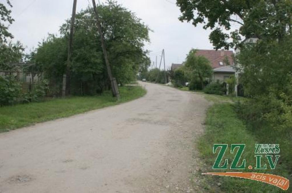 Kaut gan Lielupes ielā ceļa segums daudz neatšķiras no citu mūsu pilsētas privātmāju rajonu ielām, iedzīvotāji cer, ka pašvaldība šoreiz turēs solījumu septembrī nelīdzenajā ielā uzbērt frēzēto asfaltu. Citādi dubļi lietainā laikā neesot izbrienami. Grāvju sistēmas sakārtošanu «Pilsētsaimniecība» sola nākamgad, ja pilsētas dome tam piešķirs finansējumu. 
Autors: Māra Ozola.