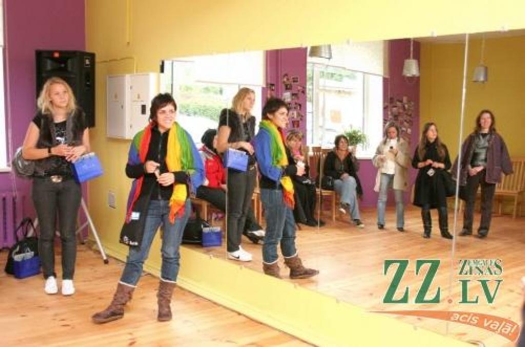 «Briesmīgi auksts un tik zaļš un tīrs, ka nezini, kur papīru nomest,» šādi savus pirmos iespaidus Latvijā raksturo Adriana Štertova. 
Autors: Māra Ozola.