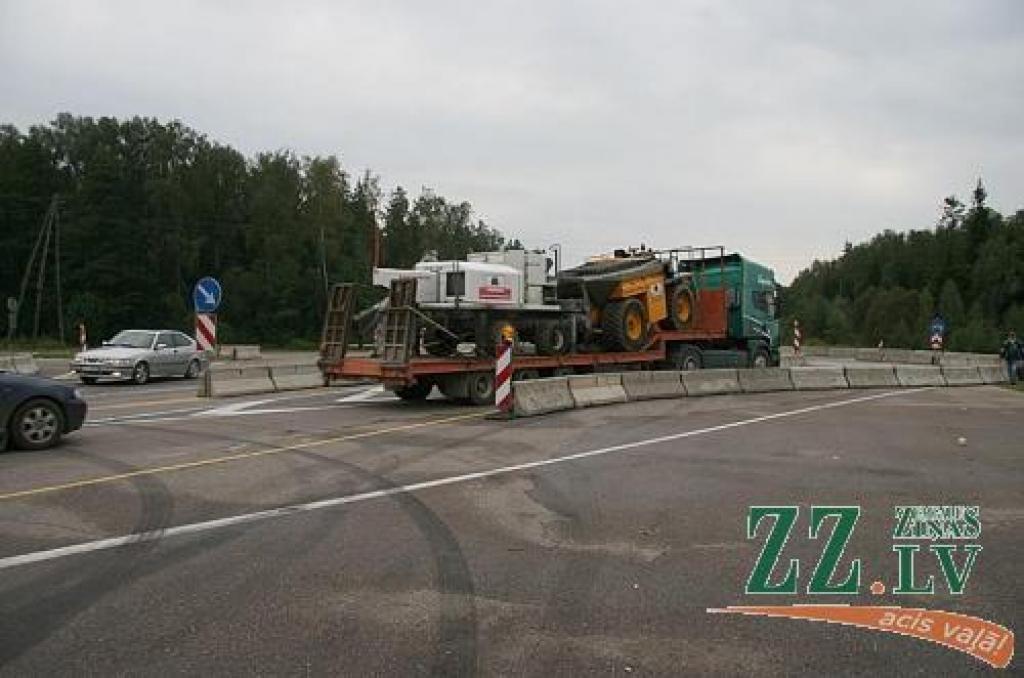 Apļveida krustojums  saglabāsies visu nākamo gadu, jo arī tad turpināsies Iecavas tilta rekonstrukcijas darbi.
Autors: Inga Karlinska.