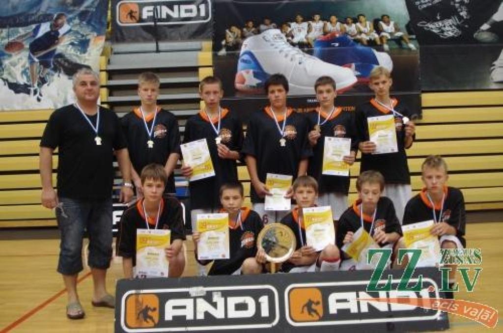 «New Generation’s Mini Cup» turnīrā Igaunijā 1995.gadā dzimušie zēni trenera Jāņa Vītola vadībā desmit komandu konkurencē izcīnīja sudraba medaļas. 
Autors: No kluba arhīva.