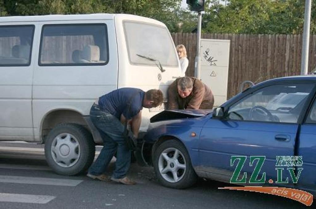Abu transporta līdzekļu atdalīšanai bija nepieciešams divu vīru spēks.
Autors: Inga Karlinska.