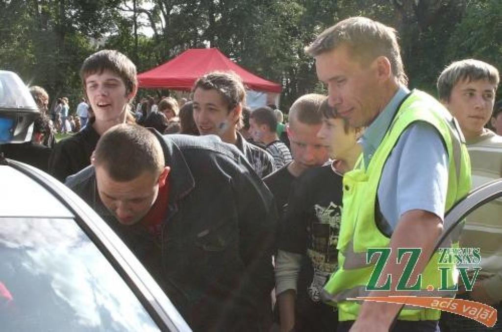 Skolēnu vidū viena no visiecienītākajām «atrakcijām» bija Ceļu policijas automašīnas skaņas signālu izmēģināšana.
Autors: Māra Ozola.