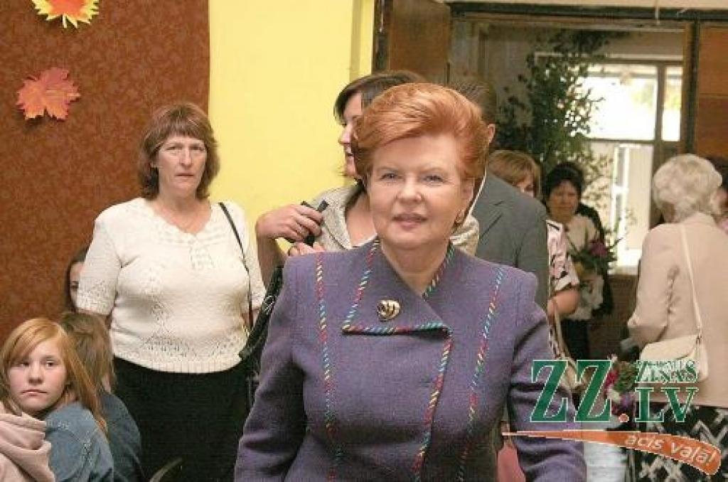 Eksprezidente Vaira Vīķe - Freiberga Līvbērzes vidusskolā.
Autors: Māra Ozola.