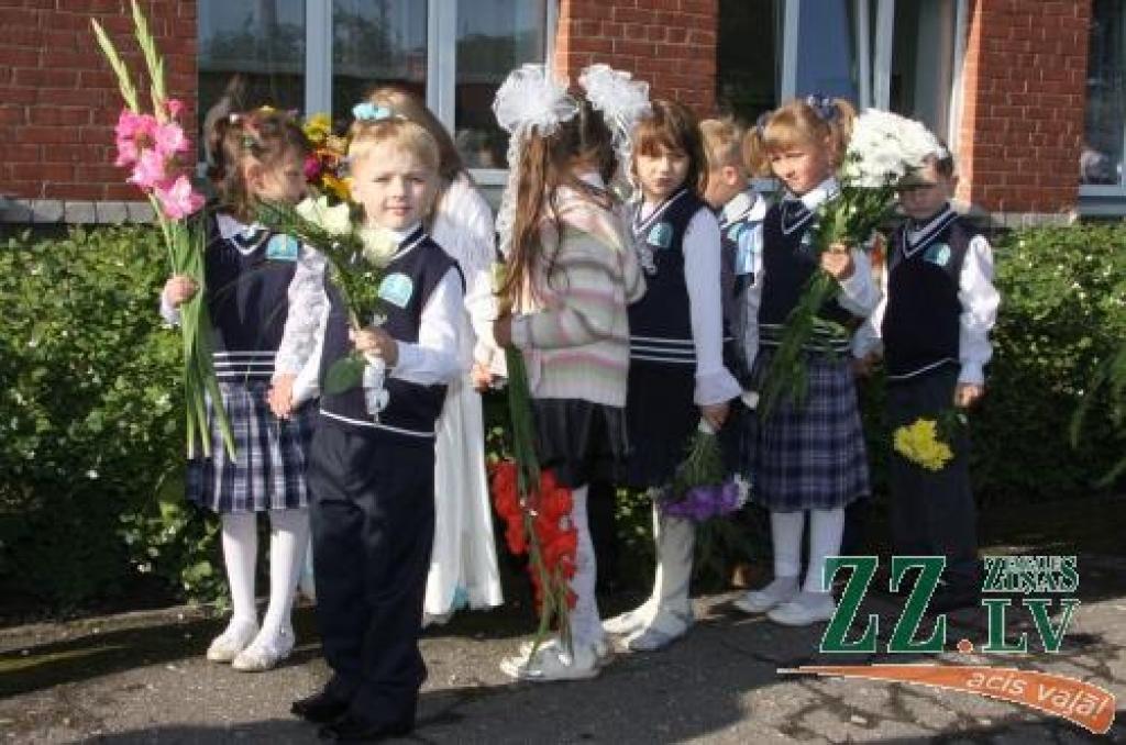 Sākot ar šo mācību gadu, Jelgavas 2.pamatskolā piepildīta sen lolota ideja par skolas formām. Tumši zilās vestes iegādātas vidēji par 12 līdz 15 latiem vai arī ir pašu darinātas. 
Autors: Krišjānis Grantiņš.