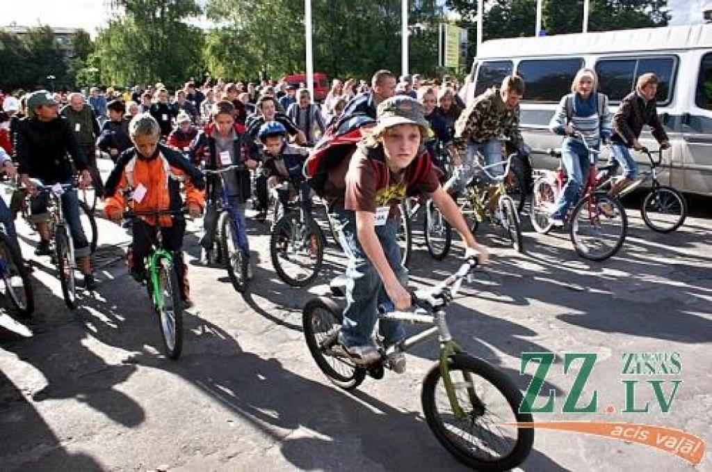 Starta mirklis pirms gada notikušajam 2.Vienotības velobraucienam.
Autors: No «Ziņu» arhīva. 