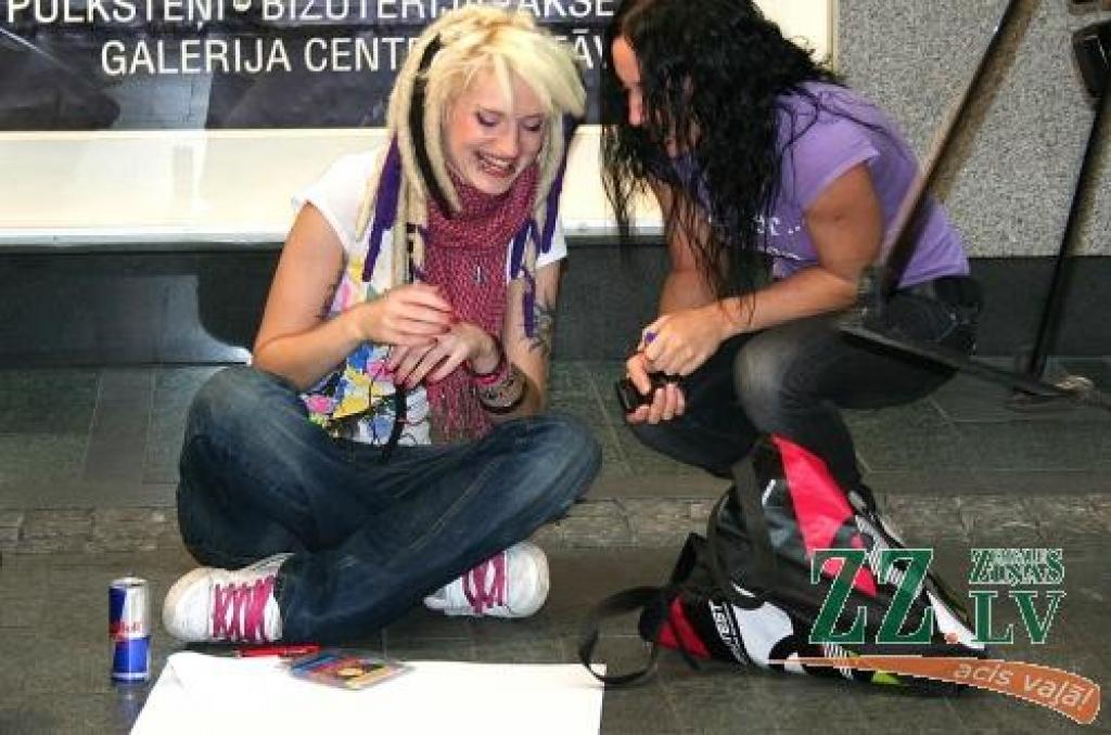 Zanda Ervarte (pa kreisi) patlaban jau ir devusies ceļā uz Liverpūli.
Autors: No pasākuma organizatoru arhīva.