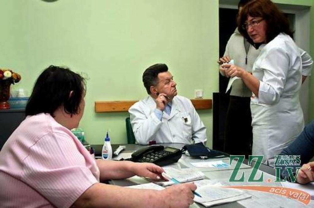 Jelgavas pilsētas slimnīcas Uzņemšanas nodaļa ceturtdien. Pa labi - slimnīcas valdes locekļa vietniece ārstniecības jautājumos Solveiga Ābola.
Autors: Agris Samcovs. 