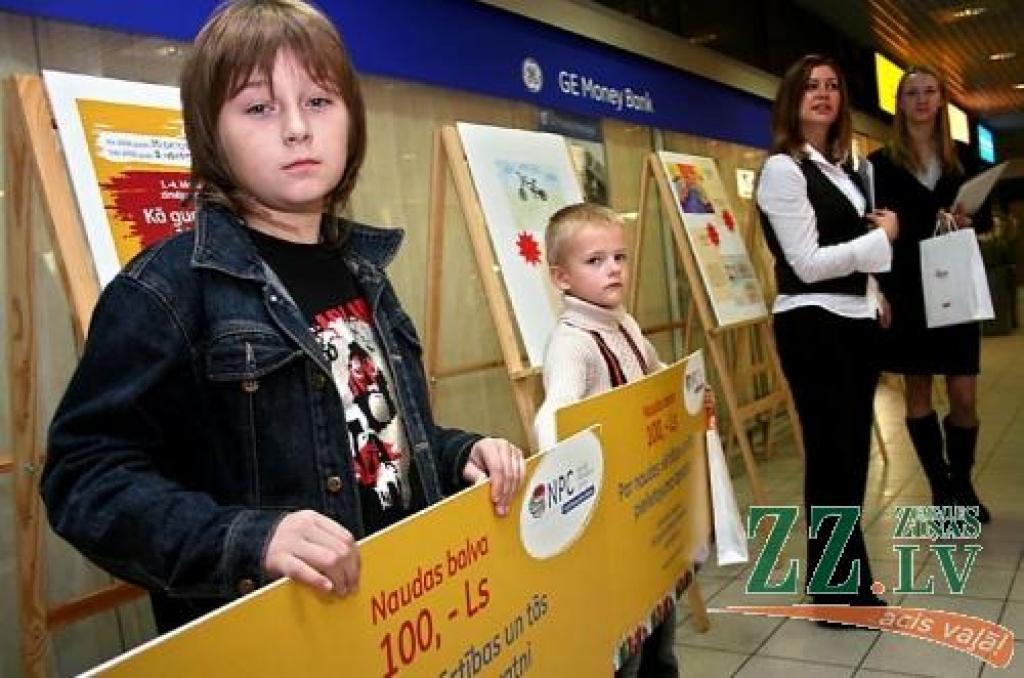 Konkursa «Kā gudri iztērēt 100 latus» uzvarētāji no mūsu reģiona - Roberts Vanags no Tukuma 2.pamatskolas 3.klases (pa kreisi) un Arvis Bērziņš no Vānes pamatskolas 2.klases. Arvis saņēma arī specbalvu no portāla «draugiem.lv». 
Autors: Agris Samcovs. 