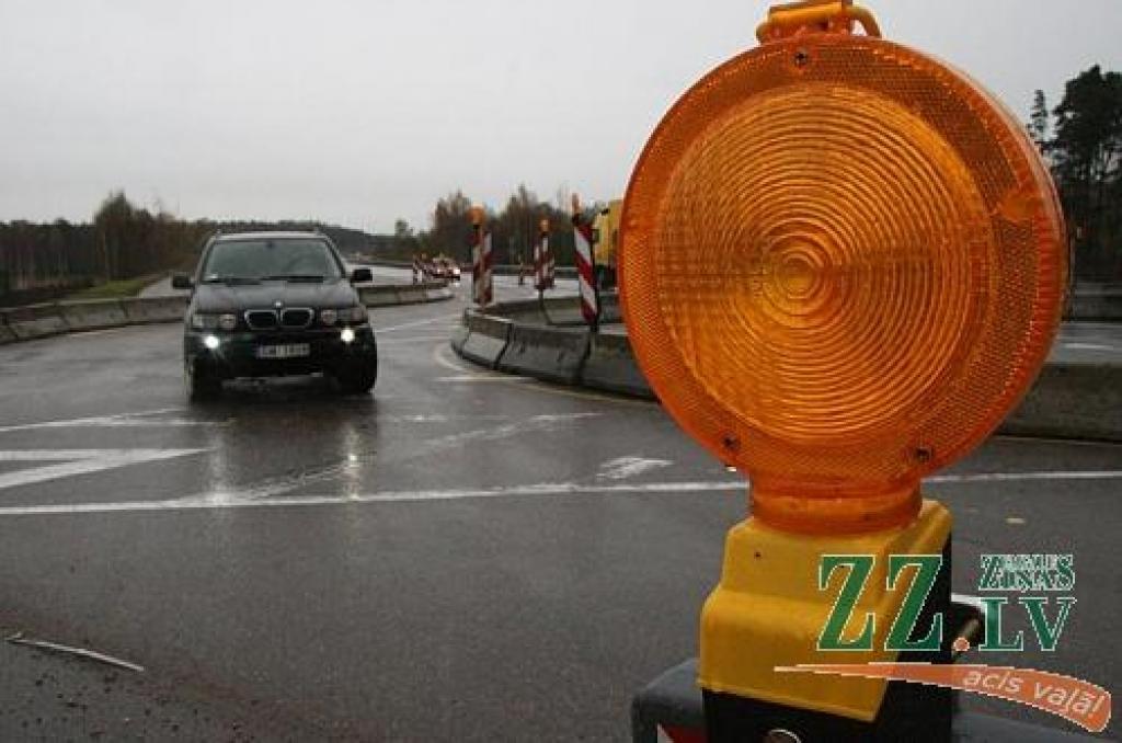 Daudzi autovadītāji ievērojuši, ka tumšajā diennakts laikā pagaidu apļa mirgojošie elementi neizdala pietiekami spilgtu gaismu.
Autors: Inga Karlinska.