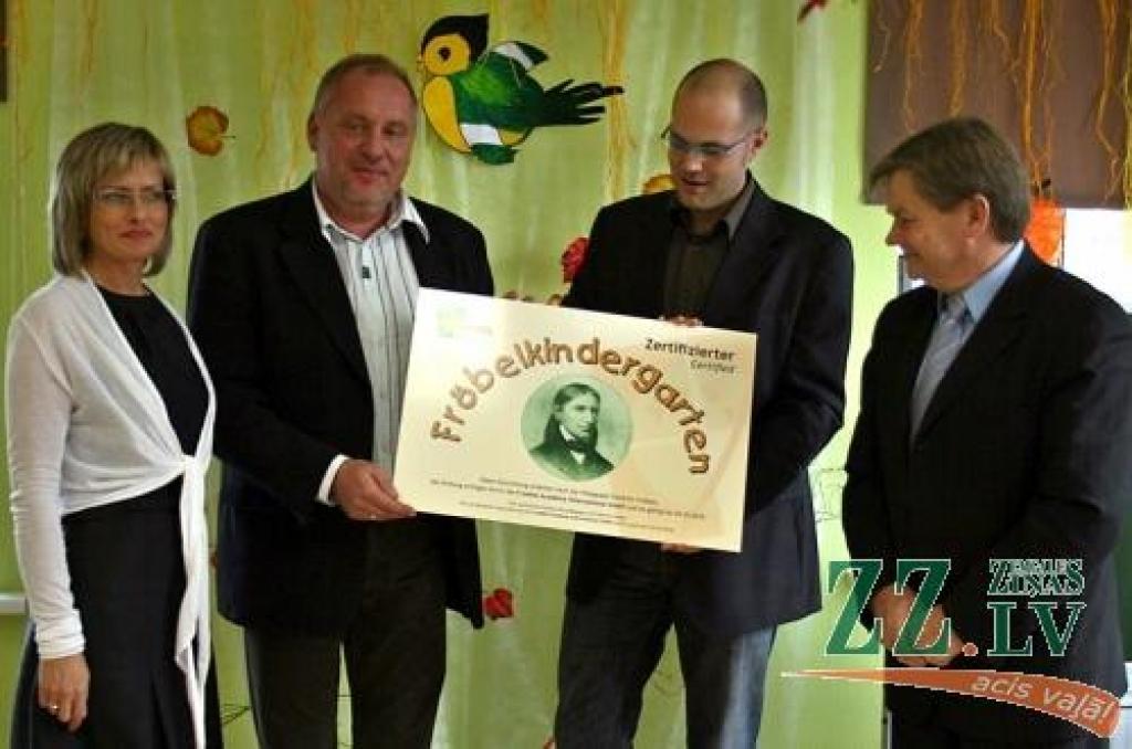 Sertificēšanas dienā «Zīlīte» saņēma «Frēbeļa ķermeni», kas atradīsies bērnudārza galvenajā ēkā - vietā, kur viss sācies. Attēlā – kopā ar viesiem no Vācijas PII «Zīlīte» vadītāja Evija Uzare un Ozolnieku novada domes priekšsēdētājs Māris Ainārs. 
Autors: Linda Lindenbauma.